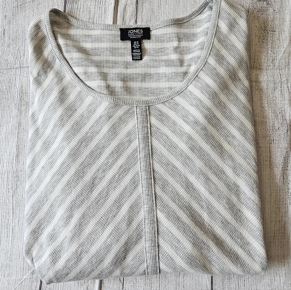 Jones New York •Size Medium• Gray White Striped Lightweight Top Drop Shoulder - Picture 2 of 8